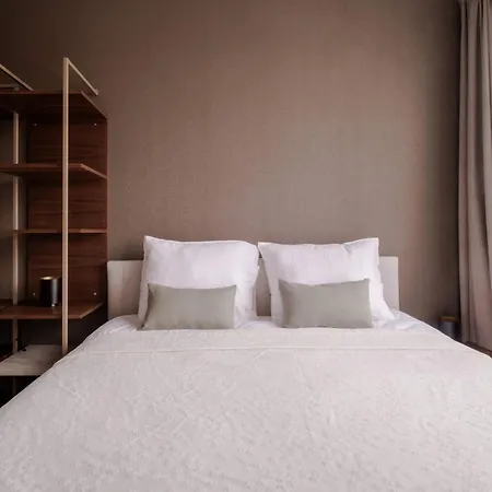 Apartment 2br Penthouse Centre