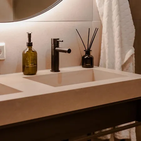 2br Penthouse Centre